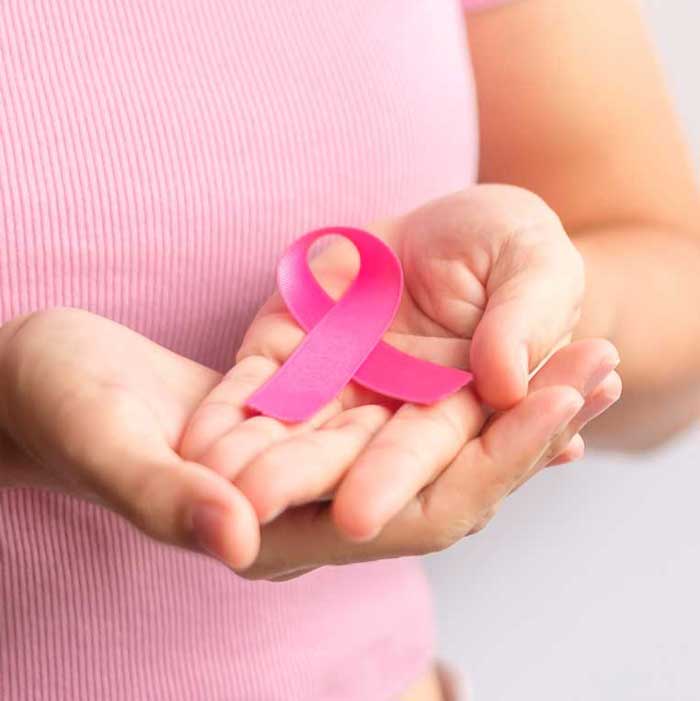 Krebsschleife in den Händen einer Frau